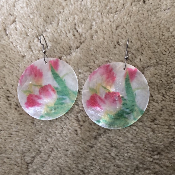 Hand painted pearlized shell earrings with flower design - Picture 8 of 14